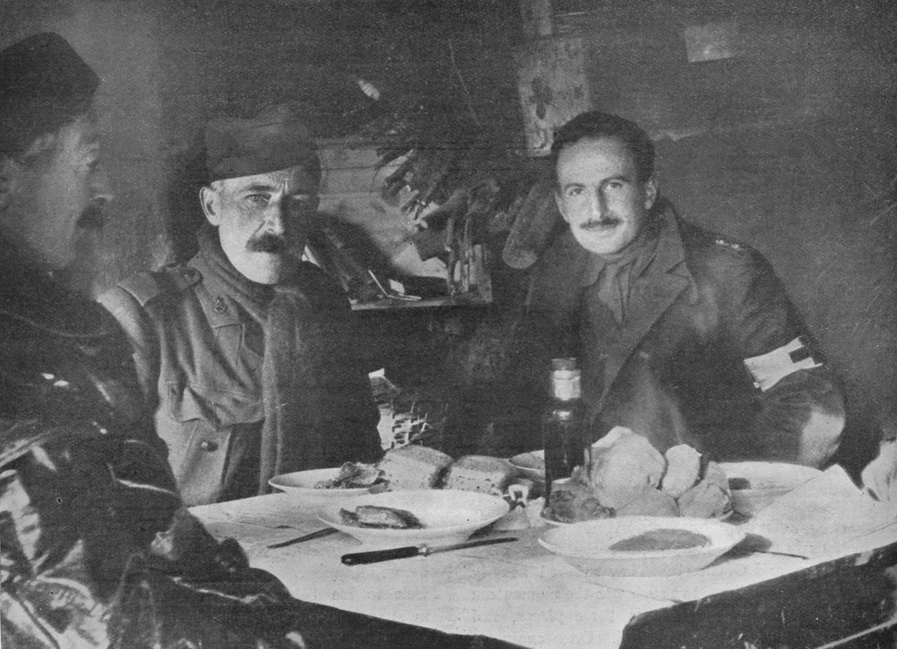 Röda korsofficerare vid middag i en utgravning, 1914 av Unbekannt