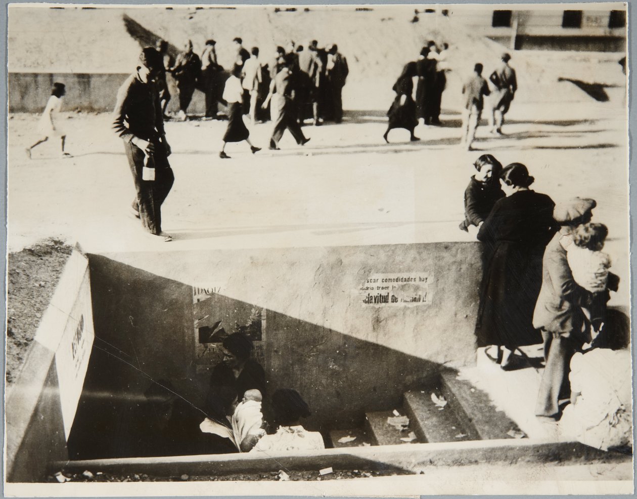 Red air Raid Shelters hjälper till att bekämpa red air Raids, Castellón av Unbekannt