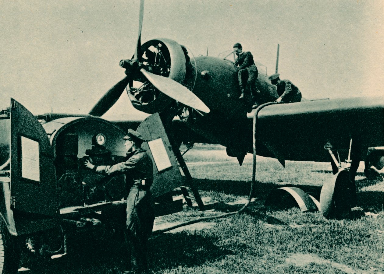 Tankning av en Wellesley bombplan, 1940 av Unbekannt