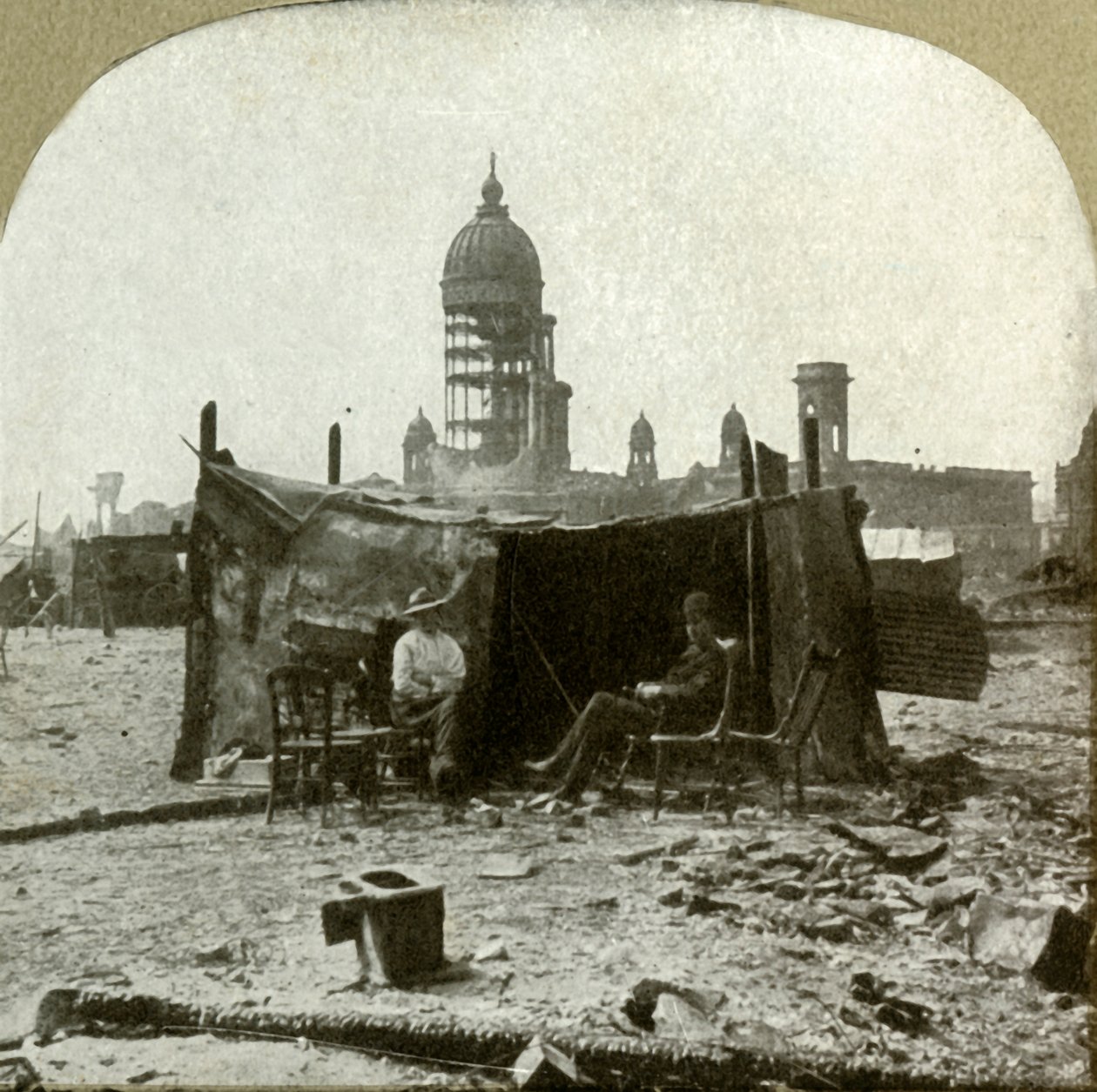 Flyktingläger gjord av rester [av] wellplåt som samlats in från ruinerna, 1906. av Unbekannt