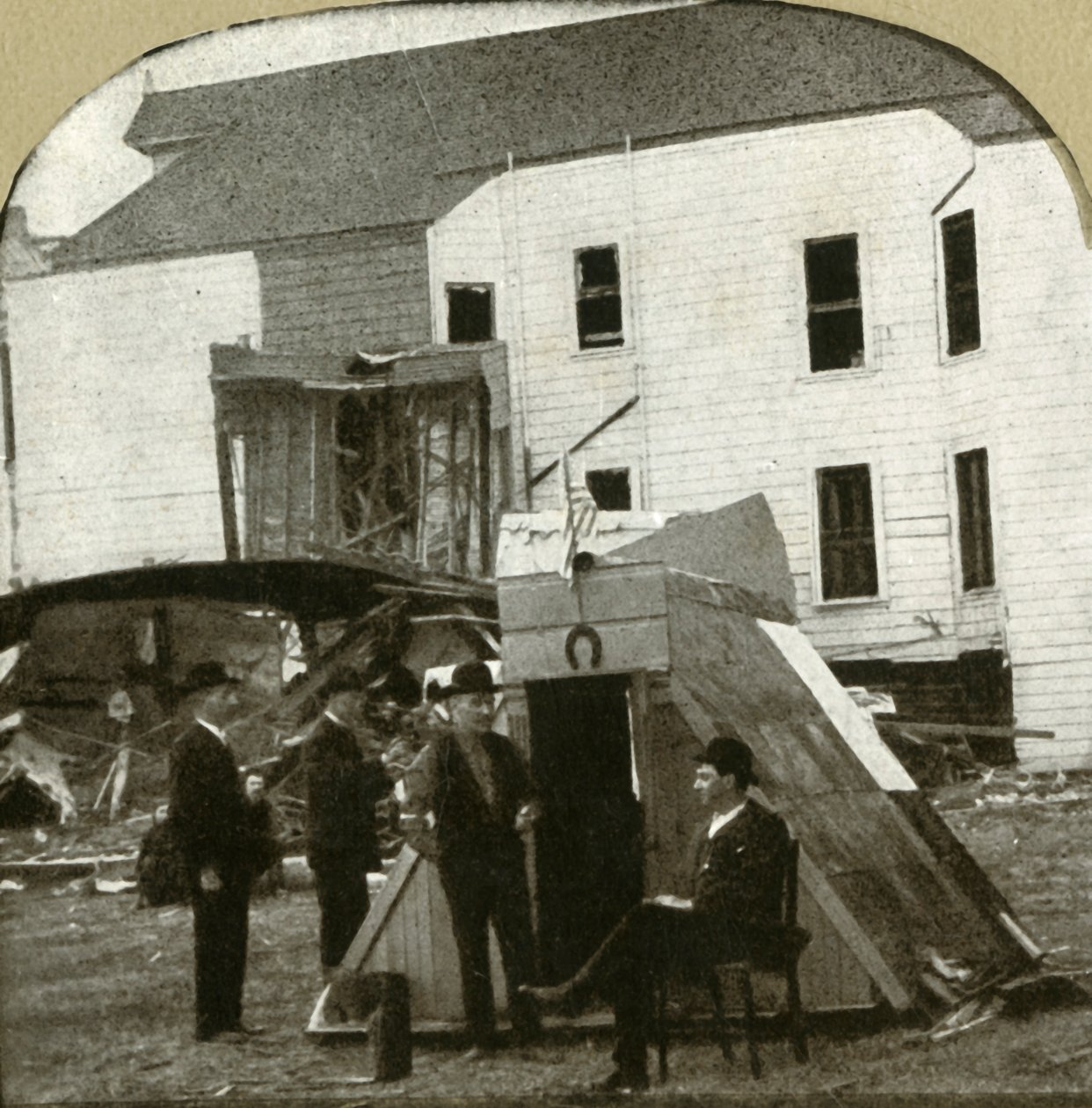 Flyktingläger, tidigare bostad i ruiner i bakgrunden. Detta är jordbävningsarbete, 1906. av Unbekannt