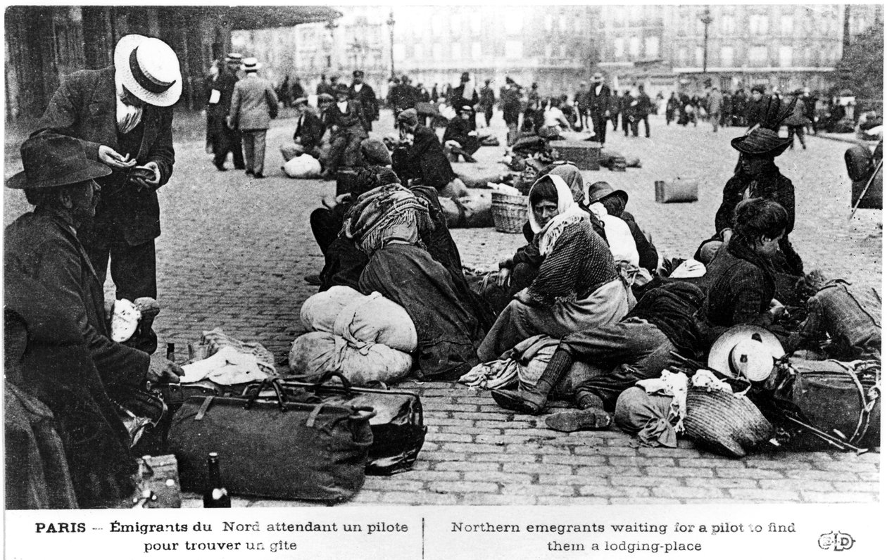 Flyktingar från norr som väntar på en guide för att hitta boende, Paris, första världskriget, 1914-1918 av Unbekannt