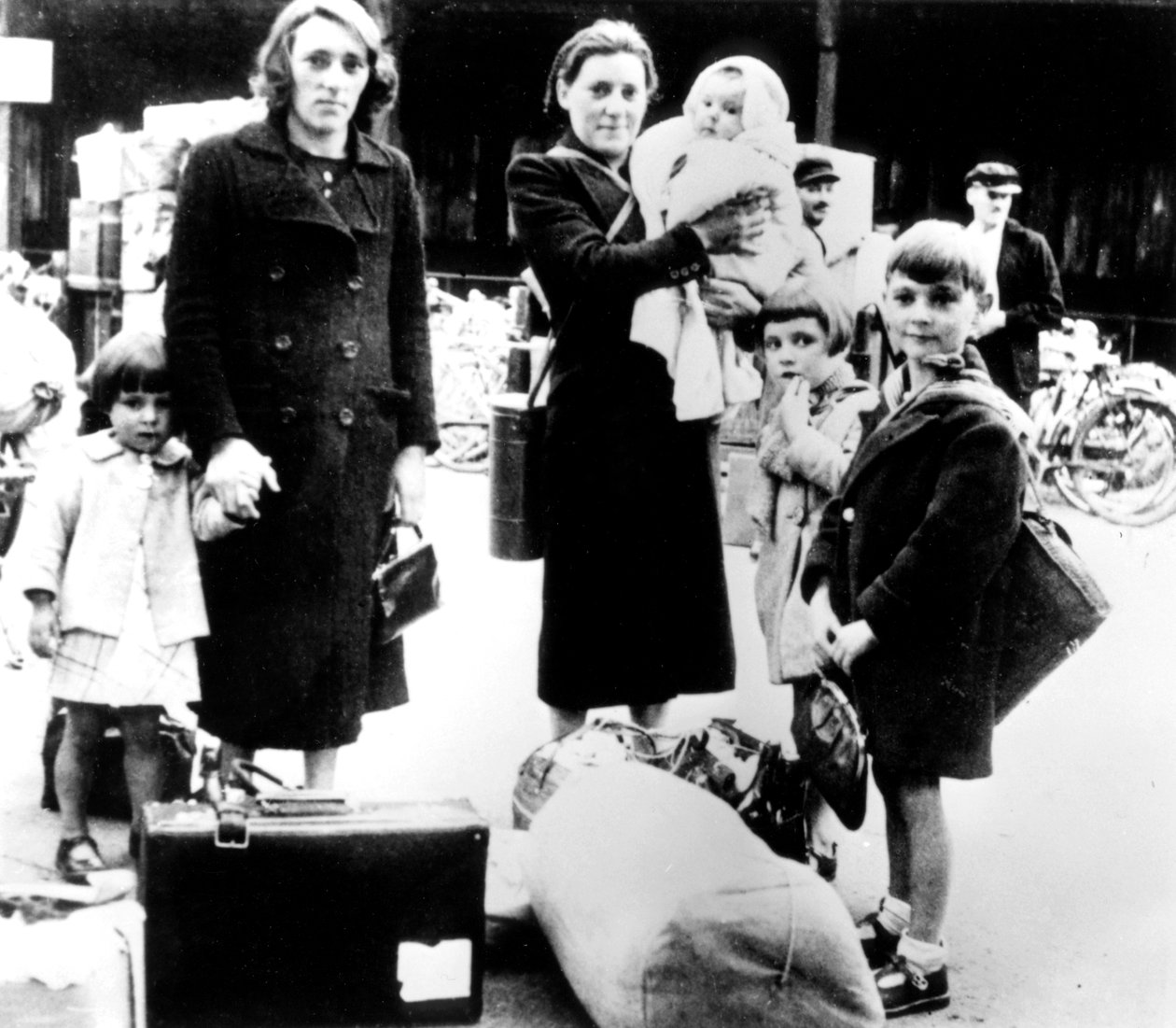 Flyktingar med sina tillhörigheter, tyskockuperade Paris, juli 1940 av Unbekannt