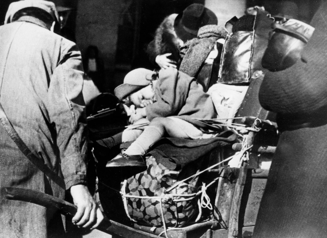 Flyktingar med sitt bagage på Gare de lEst, Paris, augusti 1940 av Unbekannt