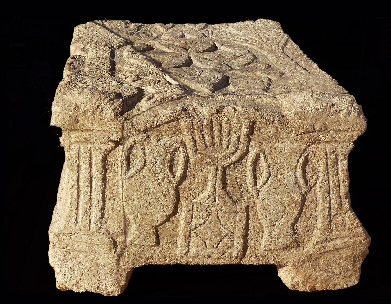 Relief som visar en sjugrenad menora, Magdala synagoga (sten) av Unbekannt