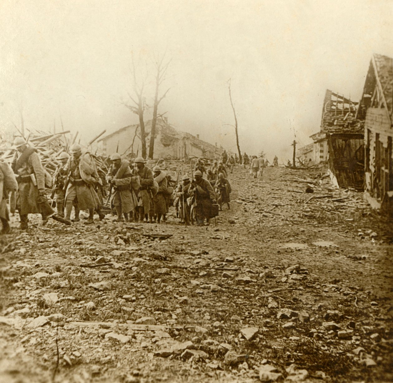 Hjälpinfanteri vid attacken av Douaumont, norra Frankrike, 1916 av Unbekannt