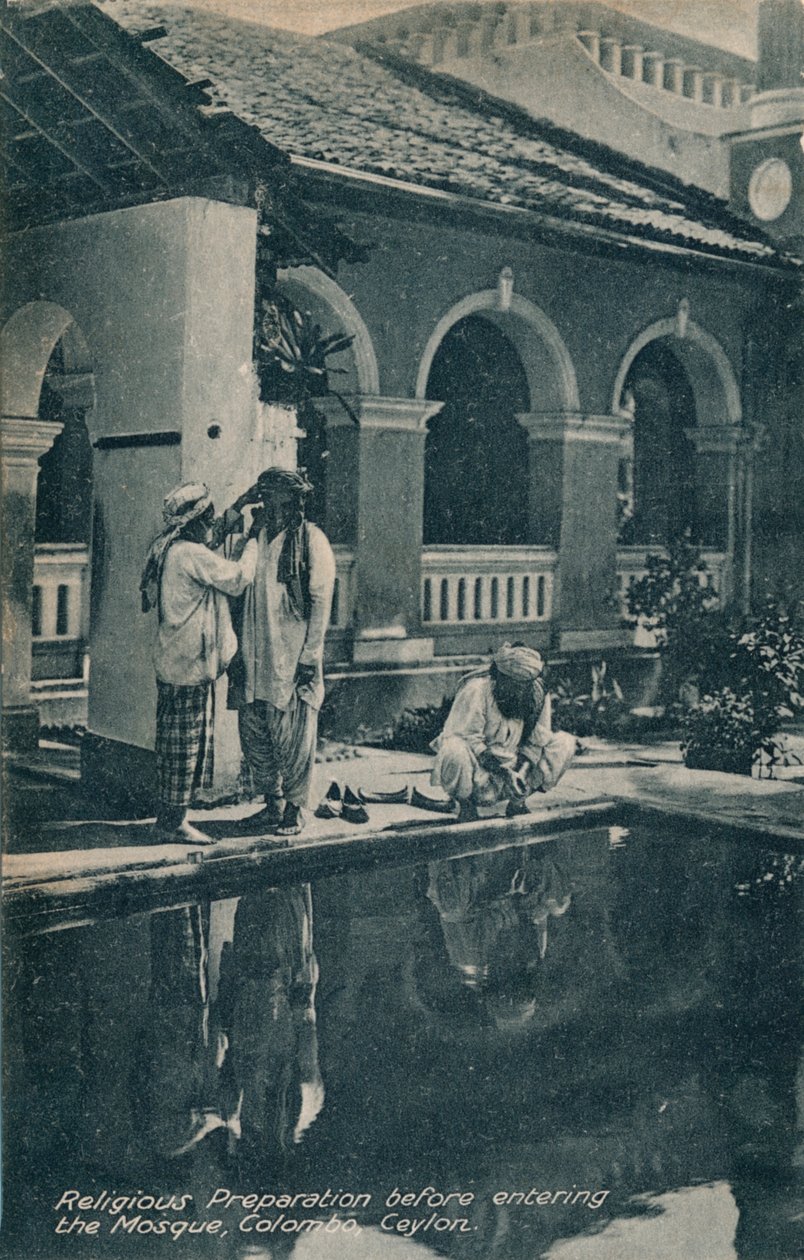 Religiös förberedelse innan man går in i moskén, Colombo, Ceylon, c1910. av Unbekannt