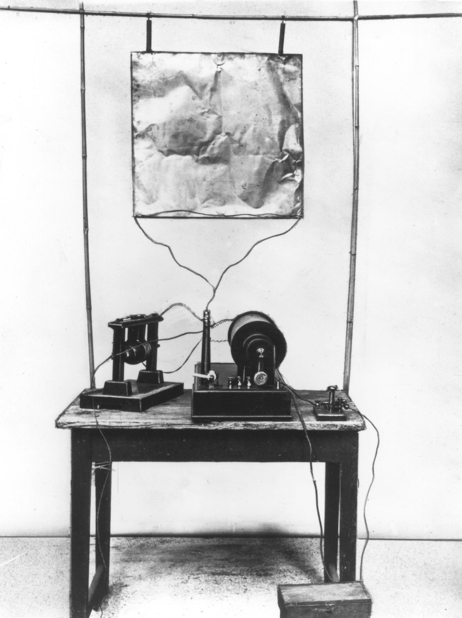 Replika av Marconis första sändare som användes i hans tidiga experiment i Italien, 1894 av Unbekannt