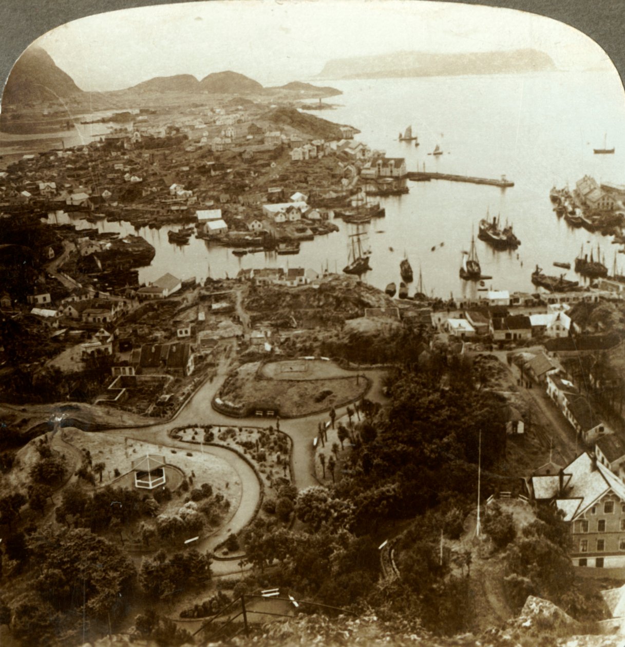 Återställande av en bränd stad - Ålesund, en öhamn och en viktig torskmarknad, Norge, c1905. av Unbekannt