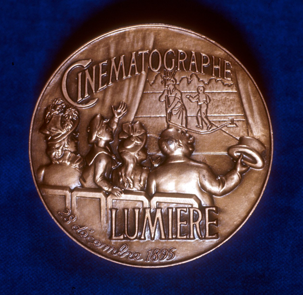 Baksidan av medaljen till minne av 50 år av filminspelning av bröderna Lumiere, 1945 av Unbekannt