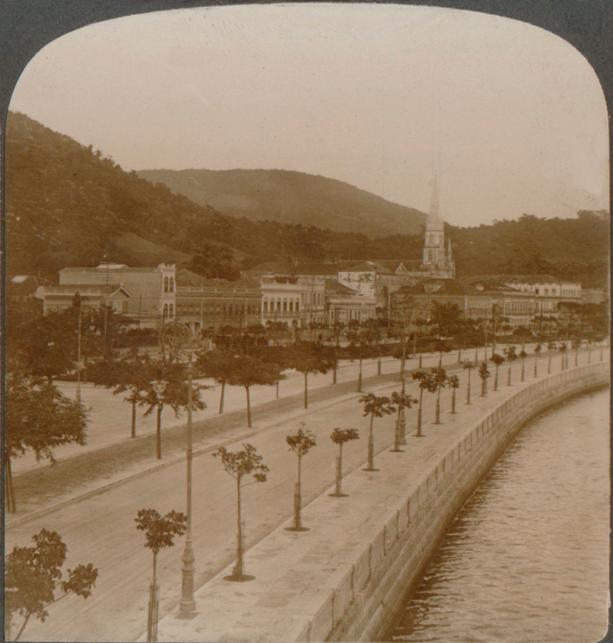 Rio Janeiros 5 mils kaj, som omger världens största landlåsta vik, c1900 av Unbekannt