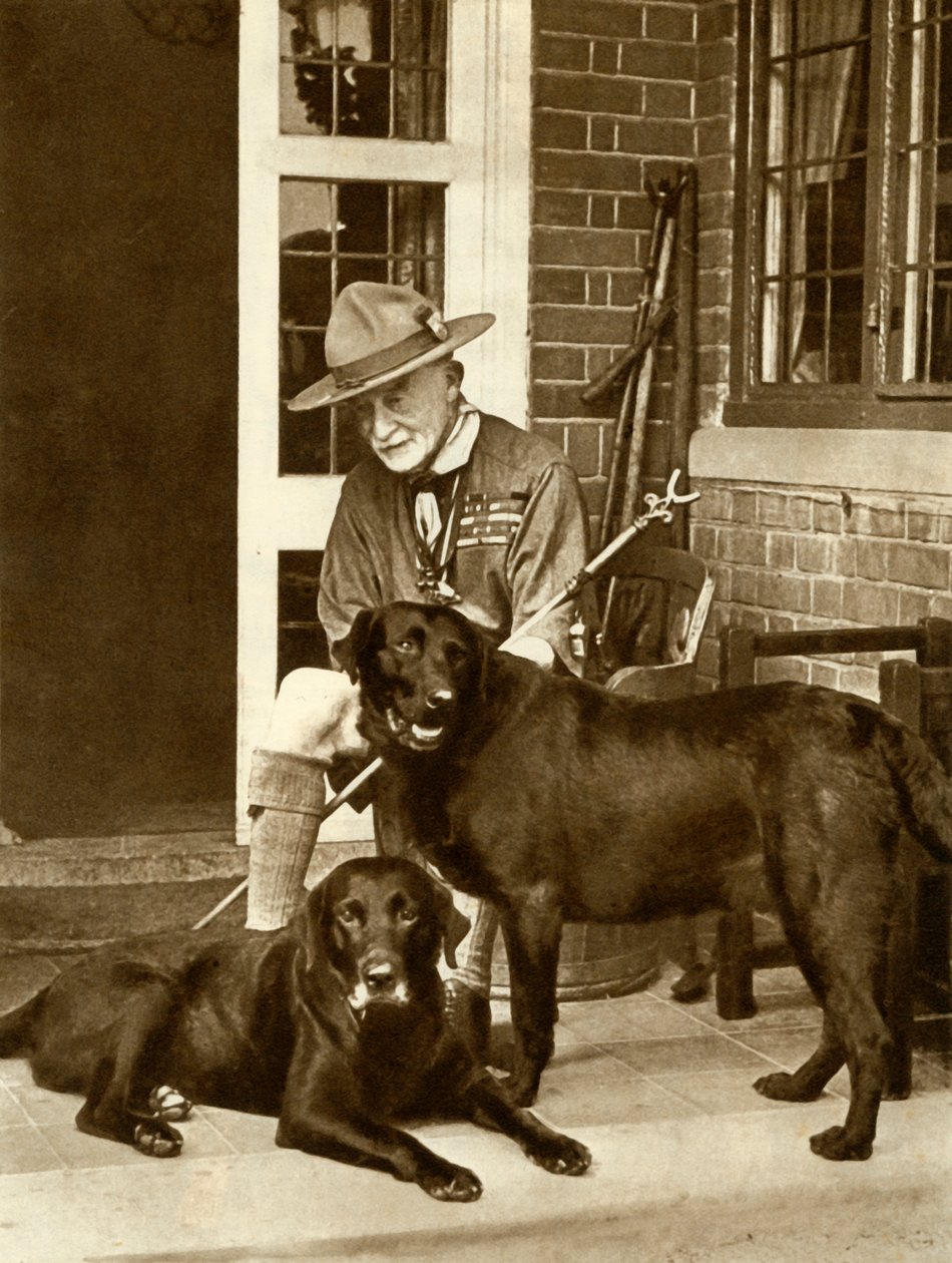 Robert Baden-Powell hemma med sina hundar, c1929, 1935. av Unbekannt