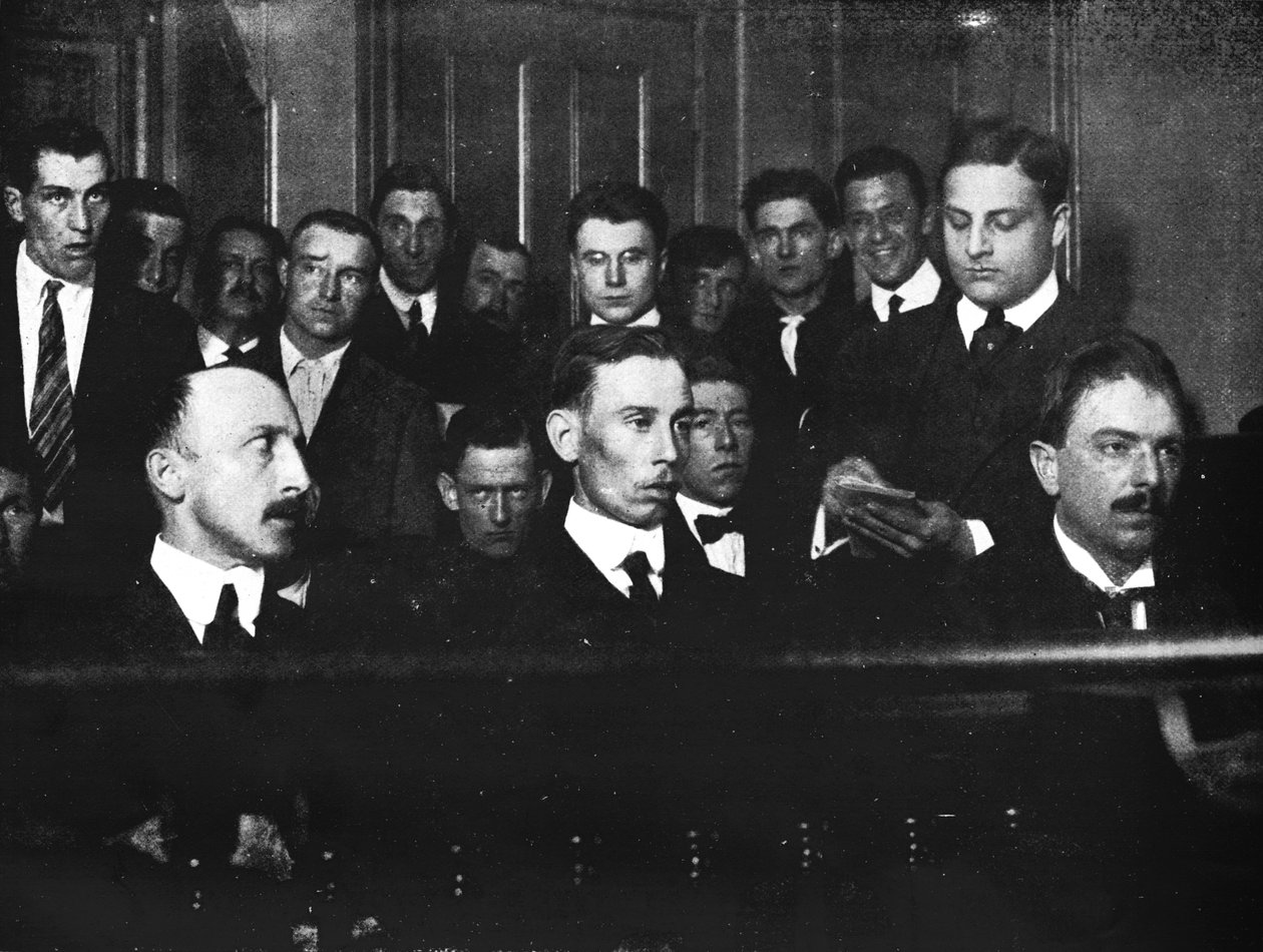 Robert Fay till vänster och hans två medbrottslingar fotograferade i rätten 1915. av Unbekannt