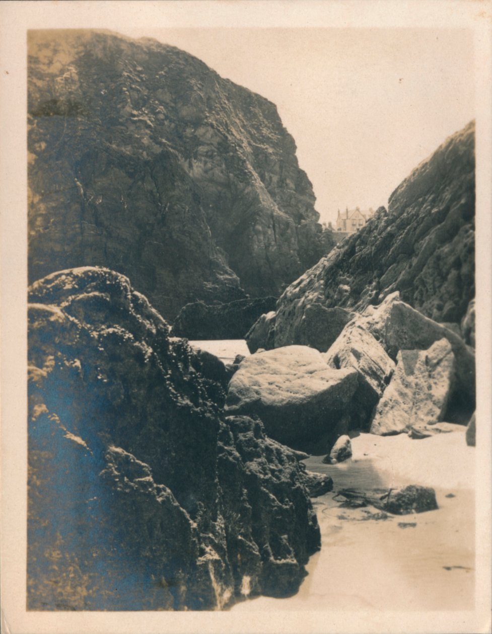 Rocks at Newquay, 1927 av Unbekannt
