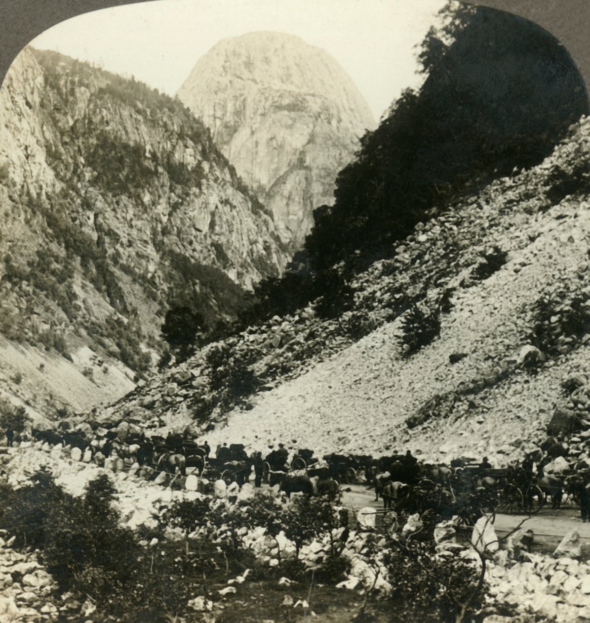 Rocky Jordalsnut 3620 ft. från intill vägen fylld med turistvagnar, Norge, c1905. av Unbekannt