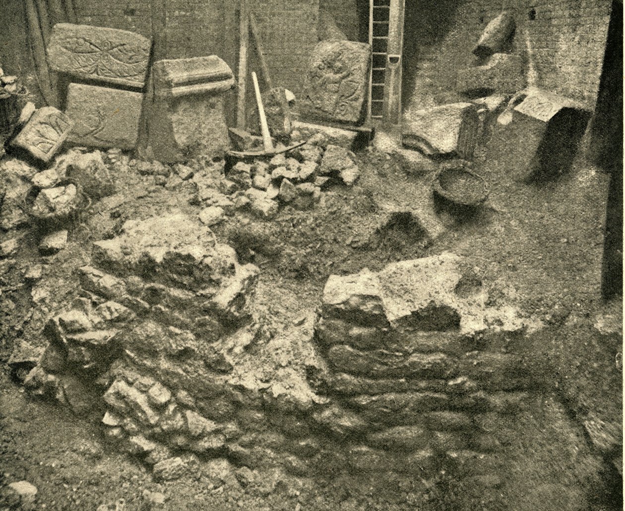 Romerska lämningar hittades i en bastion av Londonmuren, 1908 av Unbekannt
