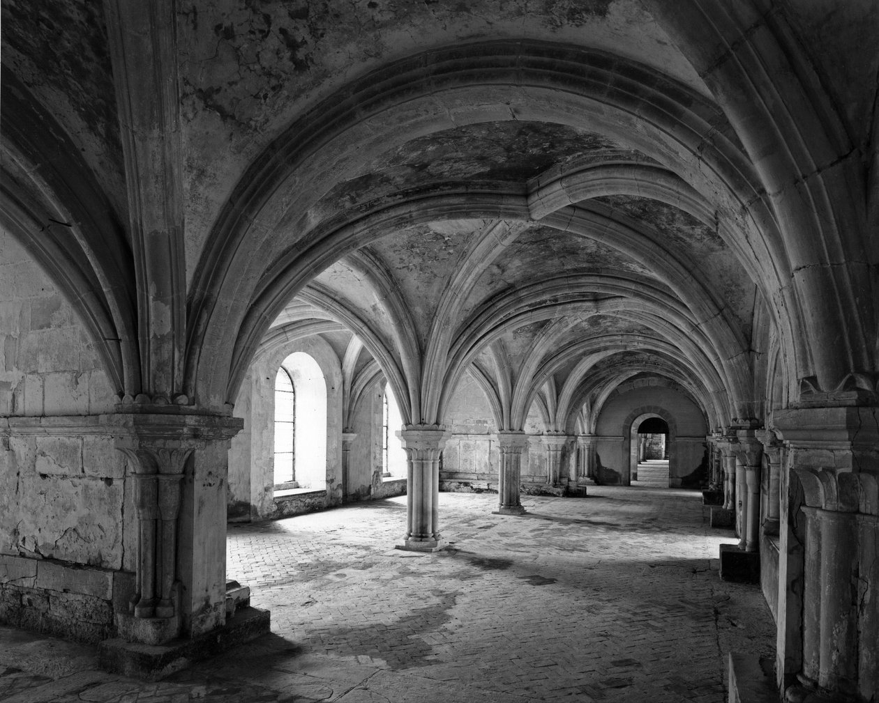 Romansk arkitektur: utsikt över den kapitulära hallen i cistercienserklostret Fontenay grundat 1118 (Cote d