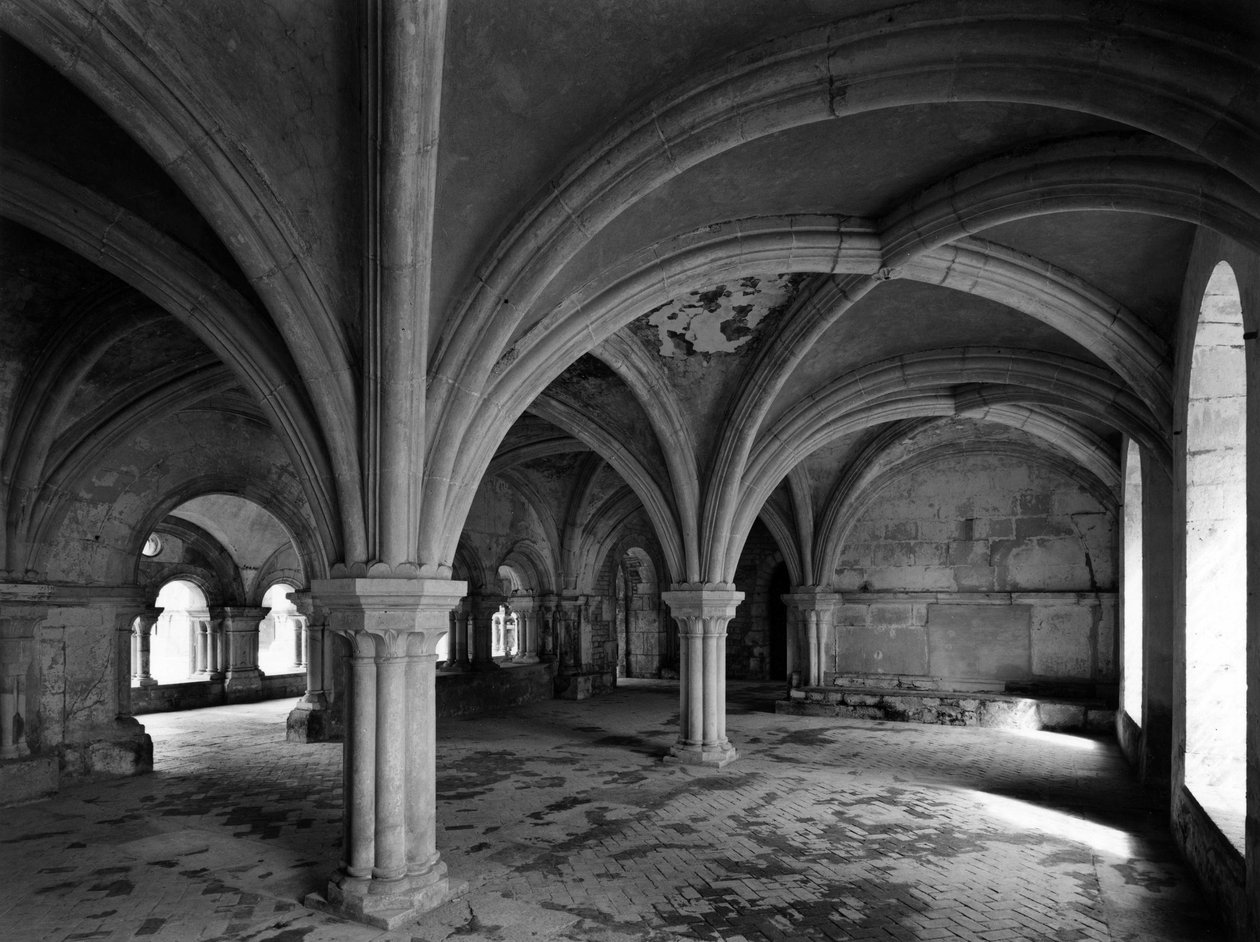 Romansk arkitektur: utsikt över den kapitulära hallen i det cistersiska klostret Fontenay grundat 1118 (Cote d