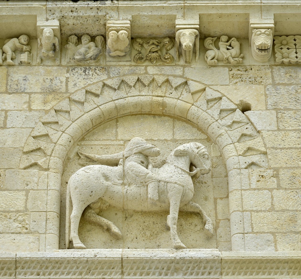 Romansk konst: detalj av fasaden som föreställer Hugues de Surgeres och Geoffroy de Vendome eller kejsar Konstantin I den store vars fot av hästen skulle trampa Heresie och Kristus triumferande av ondska och död, Notre Dame (Notre-Dame) de Surgeres (17700) av Unbekannt