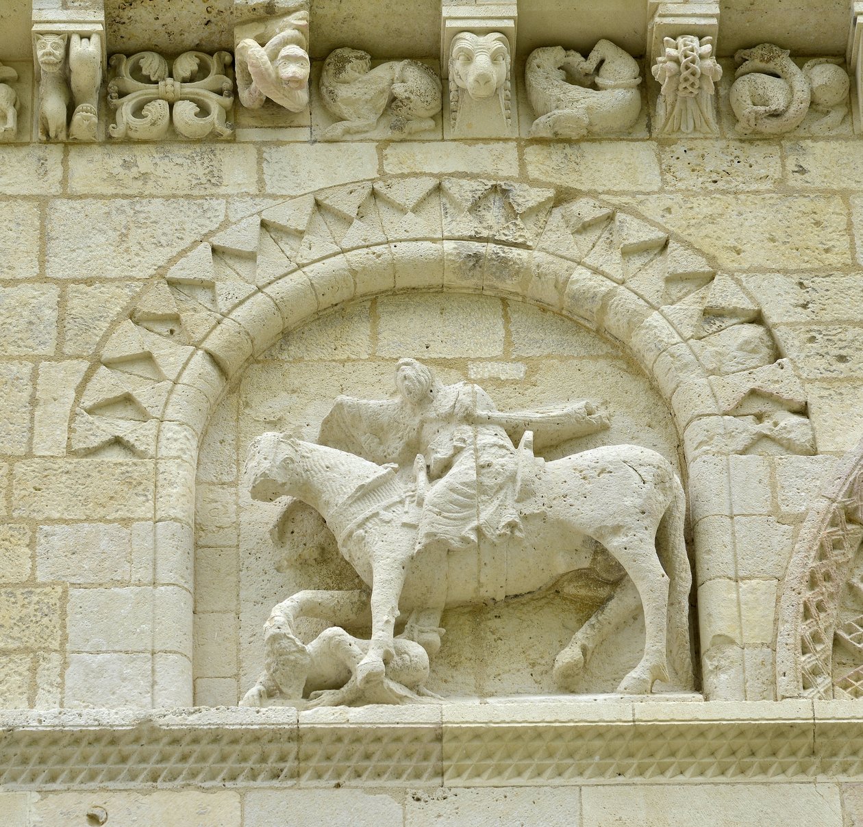 Romansk konst: detalj av fasaden som föreställer Hugues de Surgeres och Geoffroy de Vendome eller kejsar Konstantin I den store vars fot av hästen skulle trampa Heresie och Kristus triumferande av ondska och död, Notre Dame (Notre-Dame) de Surgeres (17700) av Unbekannt