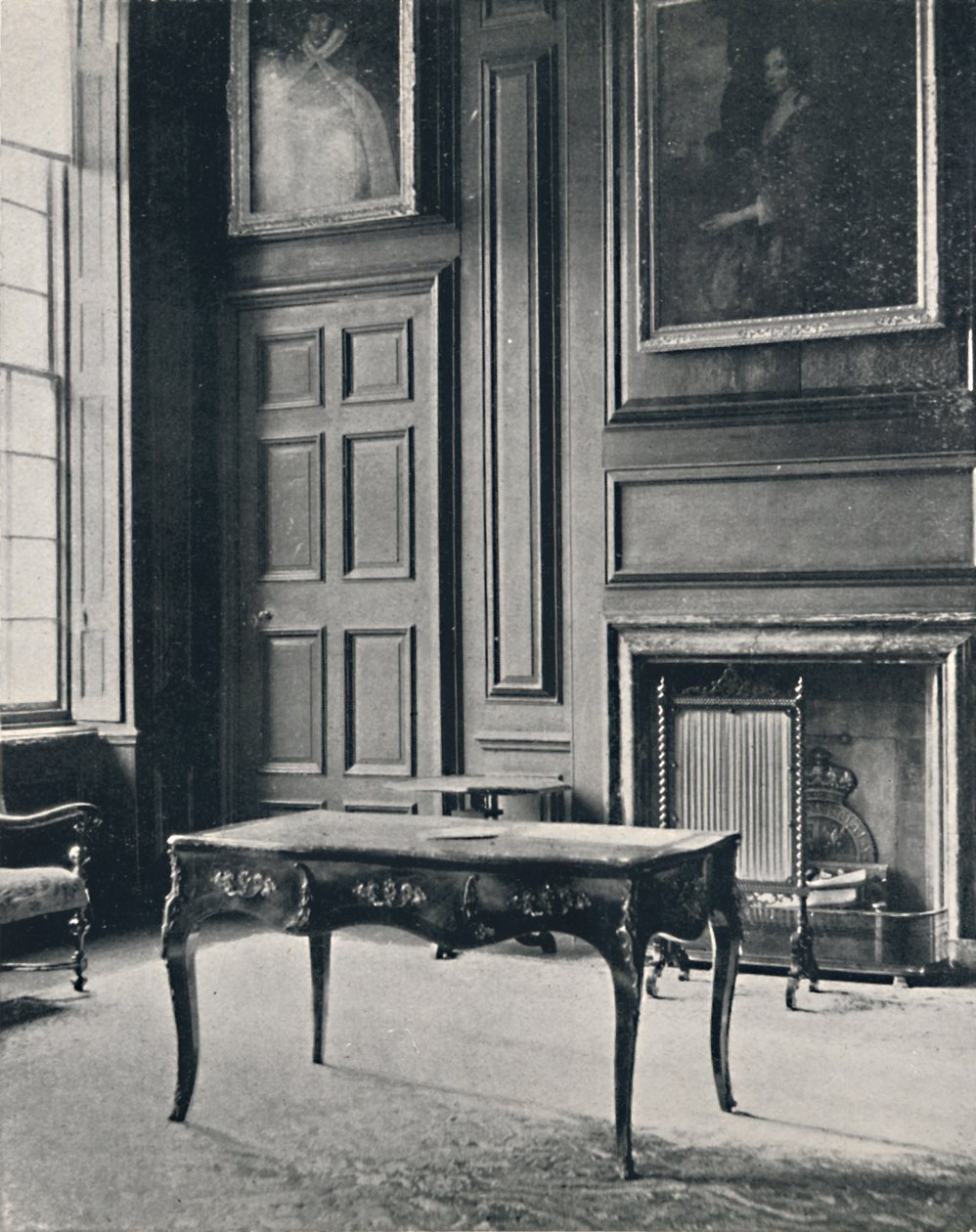 Rum på Boughton House, med skorstensstycke från det tidiga 1700-talet, 1927 av Unbekannt