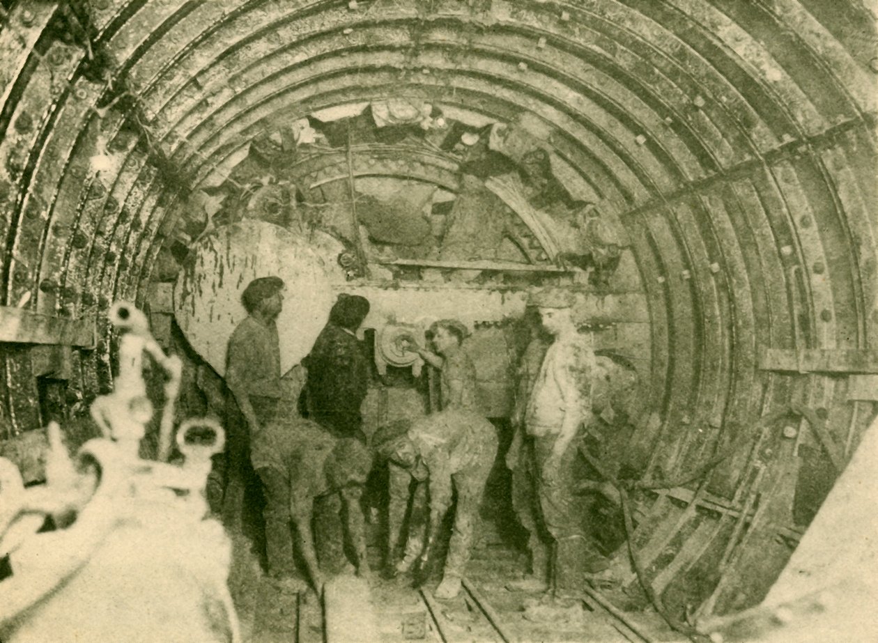 Rotary Cutter at work in the Enlarged Tube of the City and South London Railway Line, c1930. av Unbekannt