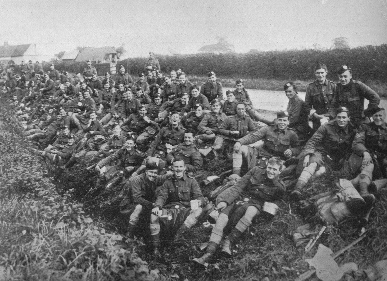 Royal Army Medical Corps rekryter äter en måltid i det fria, 1915 av Unbekannt