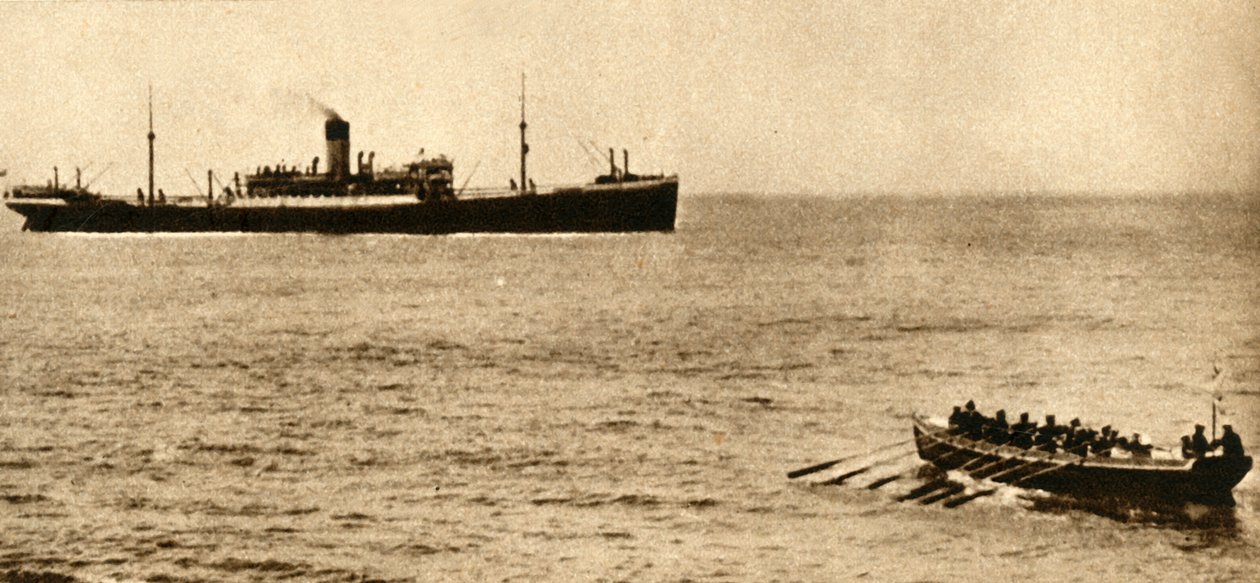 Kunglig marinskärare på väg att undersöka ett fartygs papper, första världskriget, 1914-1918, 1933. av Unbekannt