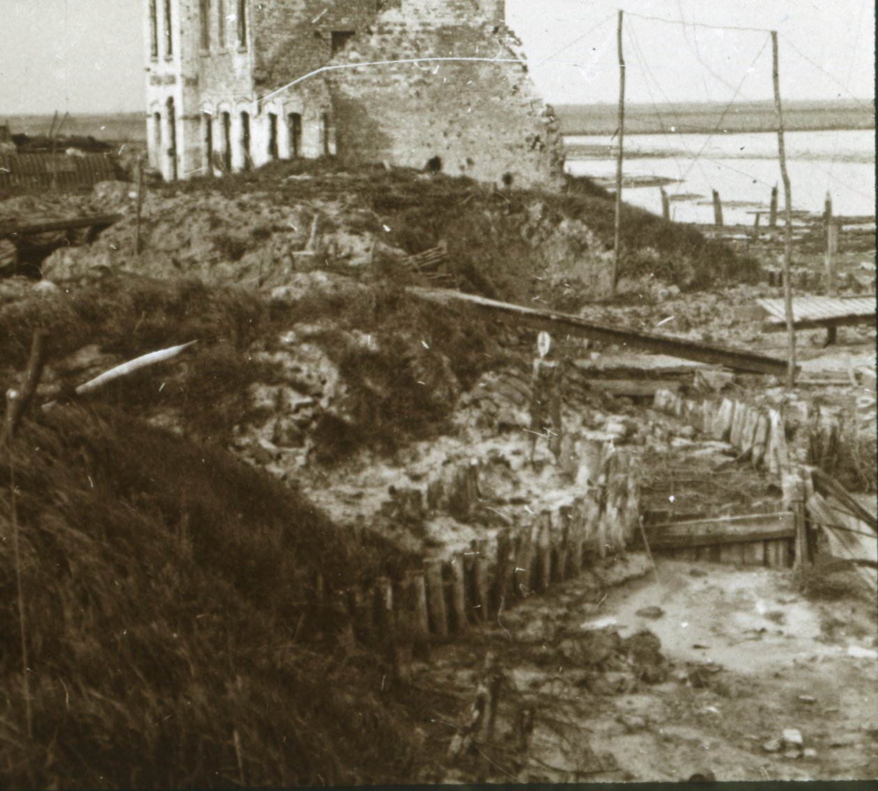 Förstörd byggnad och skyttegravar längs kusten, c1914-c1918 av Unbekannt
