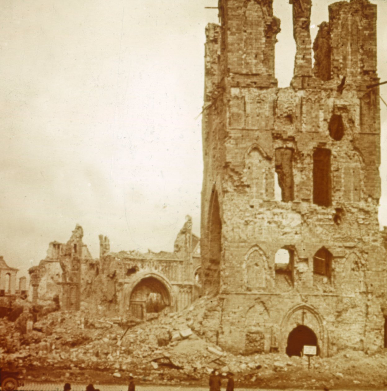Förstörd katedral, Ypres, Flandern, Belgien, c1914-c1918 av Unbekannt