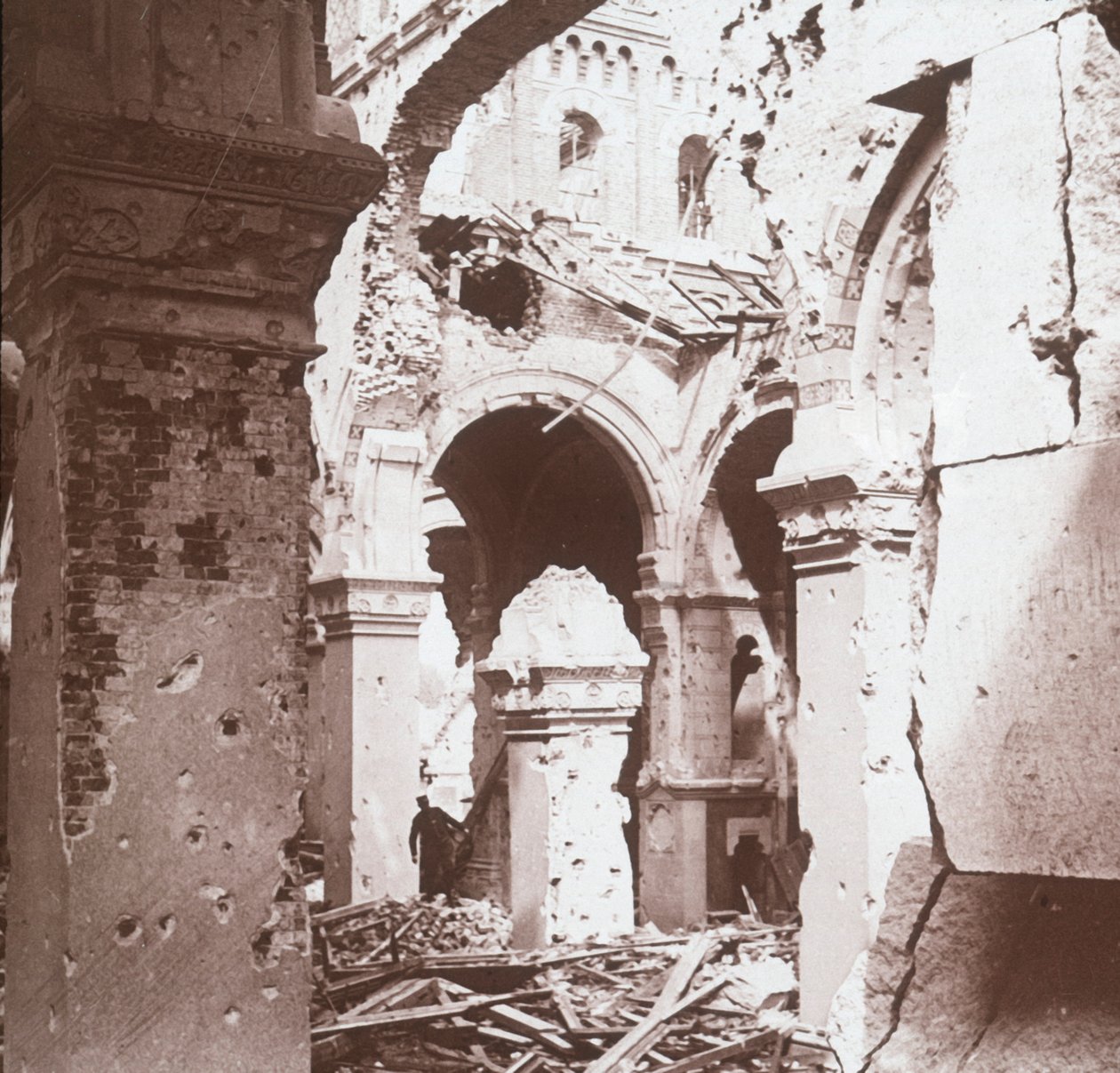 Förstörd kyrka, Albert, norra Frankrike, c1914-c1918 av Unbekannt