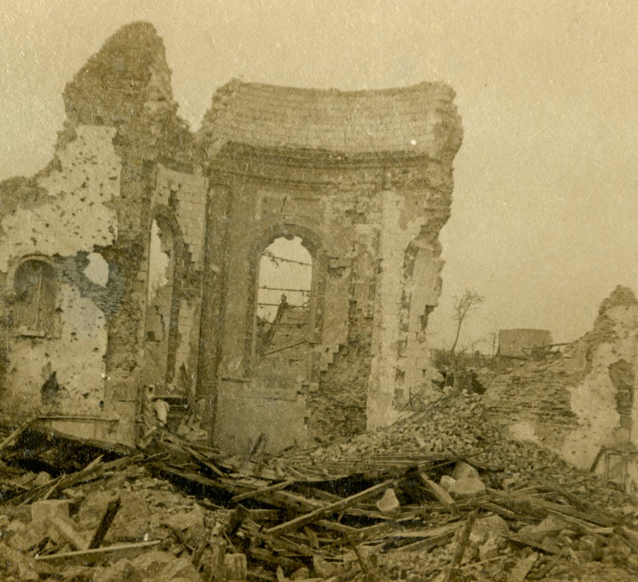 Förstörd kyrka, Combles, norra Frankrike, c1914-c1918 av Unbekannt