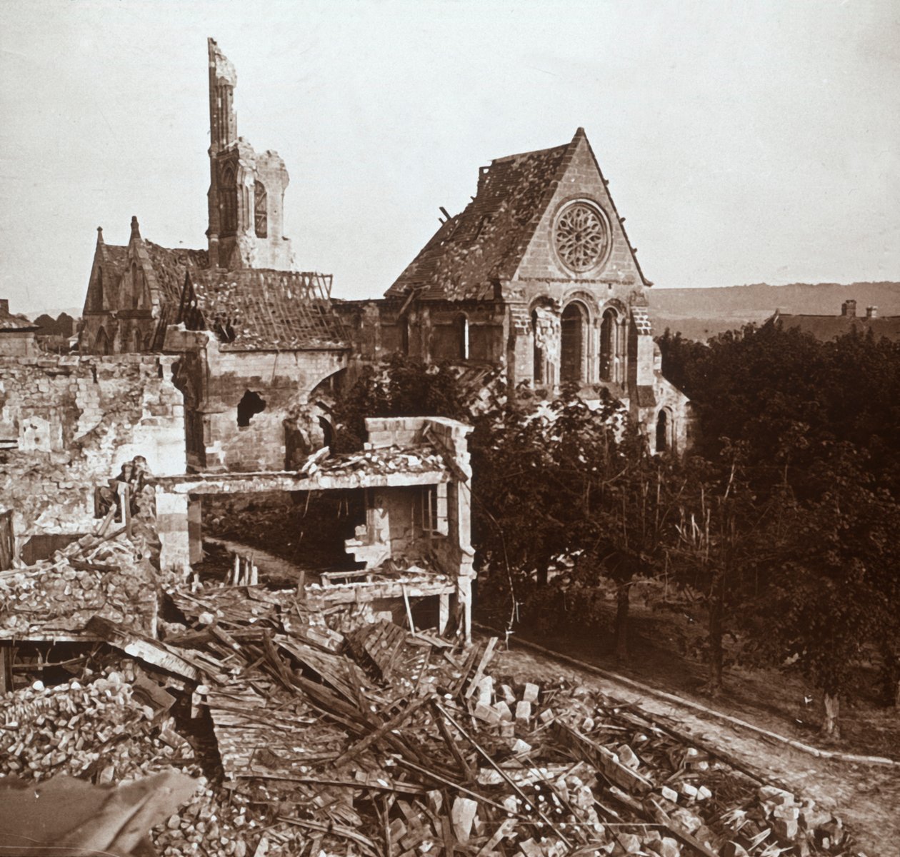 Förstörd kyrka, Vauxaillon, norra Frankrike, c1914-c1918 av Unbekannt