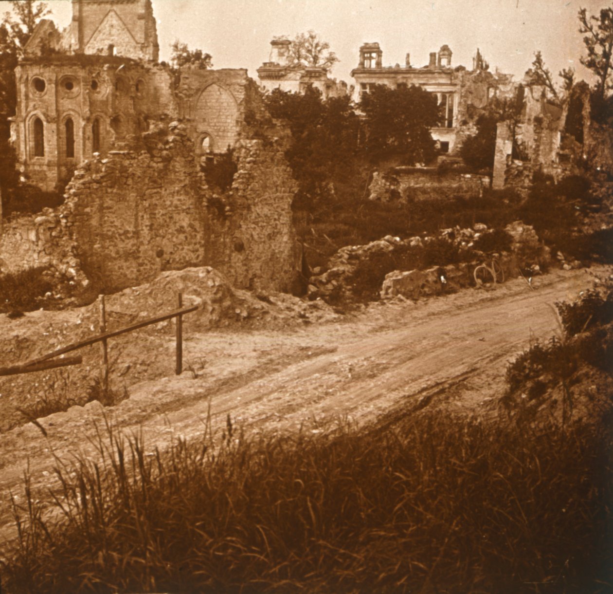 Förstörd kyrka och slott, Frankrike, c1914-c1918 av Unbekannt
