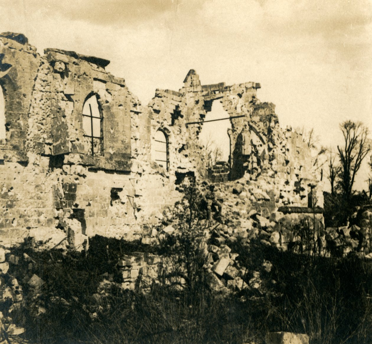 Förstörd kyrka i Dreslincourt, norra Frankrike, c1914-c1918 av Unbekannt