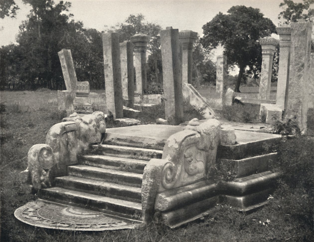Ruinerna av en pelarhall, framför den en trappa med månsten, se skylt 79, Anuradhapura, 1926 av Unbekannt