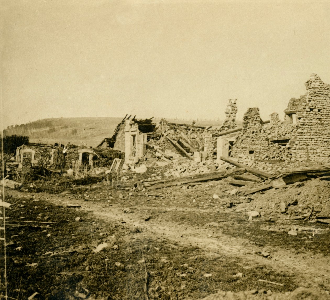 Ruinerna av Les Éparges, norra Frankrike, c1914-c1918. av Unbekannt
