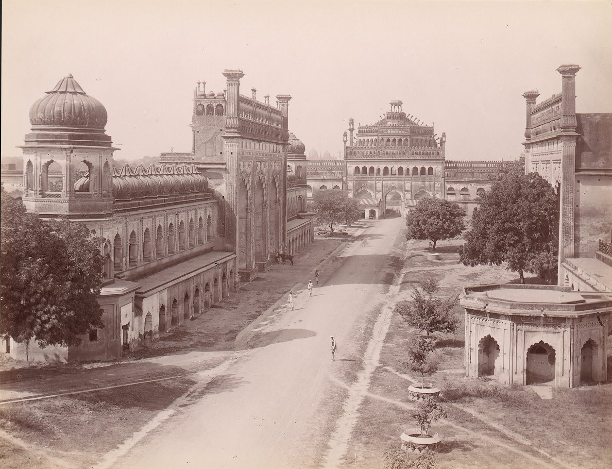 Rumi Darwaza och porten till Bara Imambara vänster med 
