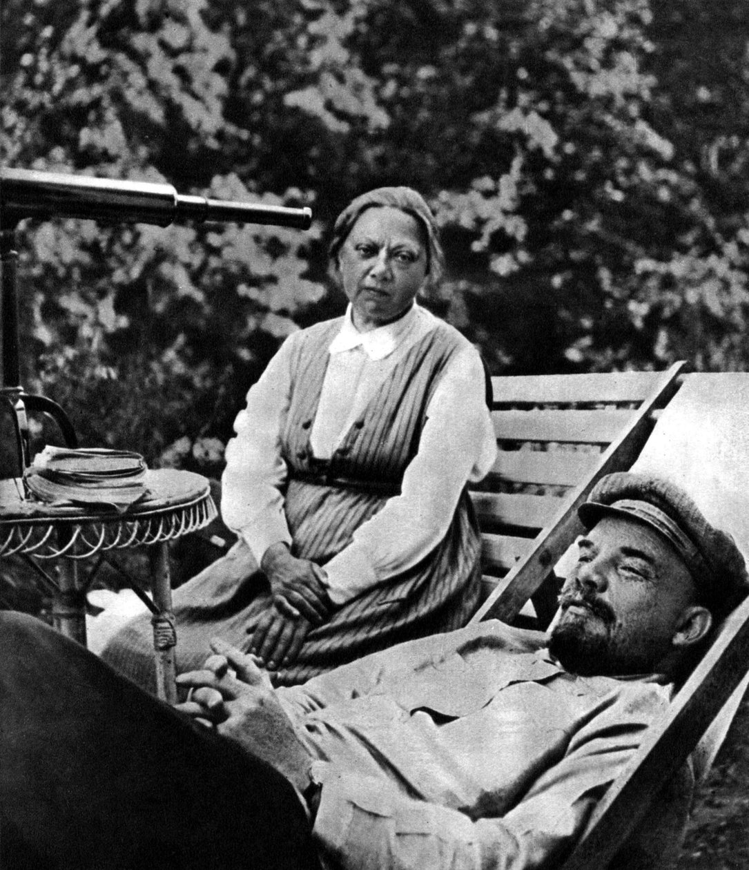 Den ryske bolsjevikledaren Vladimir Lenin och Nadezhda Krupskaya, Gorki, Sovjetunionen, 1922 av Unbekannt