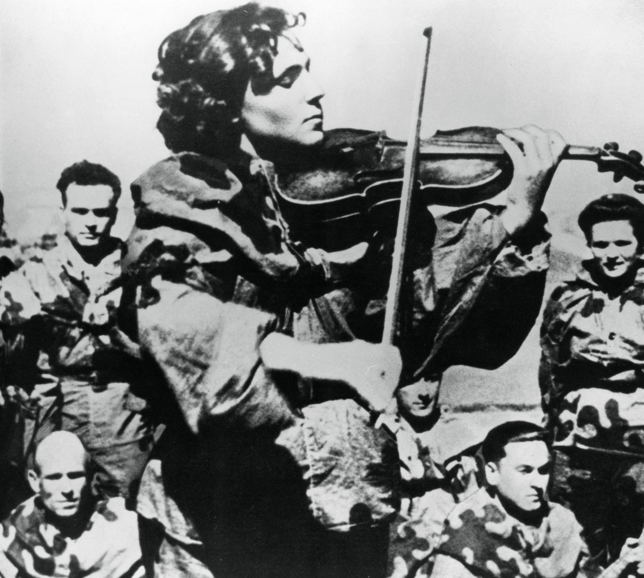 Rysk armésköterska spelar fiol, östfronten, 1944 av Unbekannt