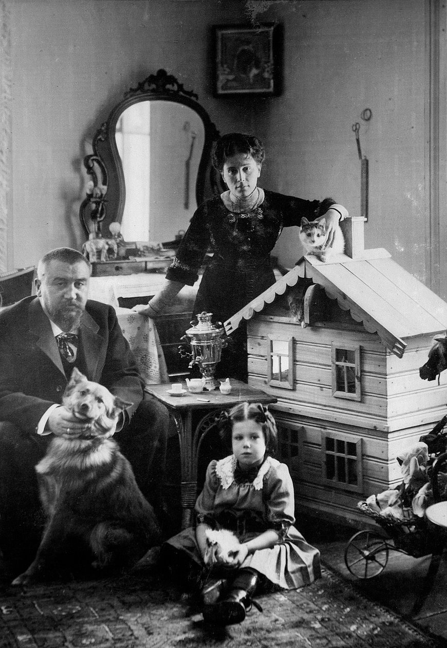 Den ryske författaren Alexander Kuprin hemma med sin familj, Gatchina, Ryssland, tidigt 1900-tal av Unbekannt