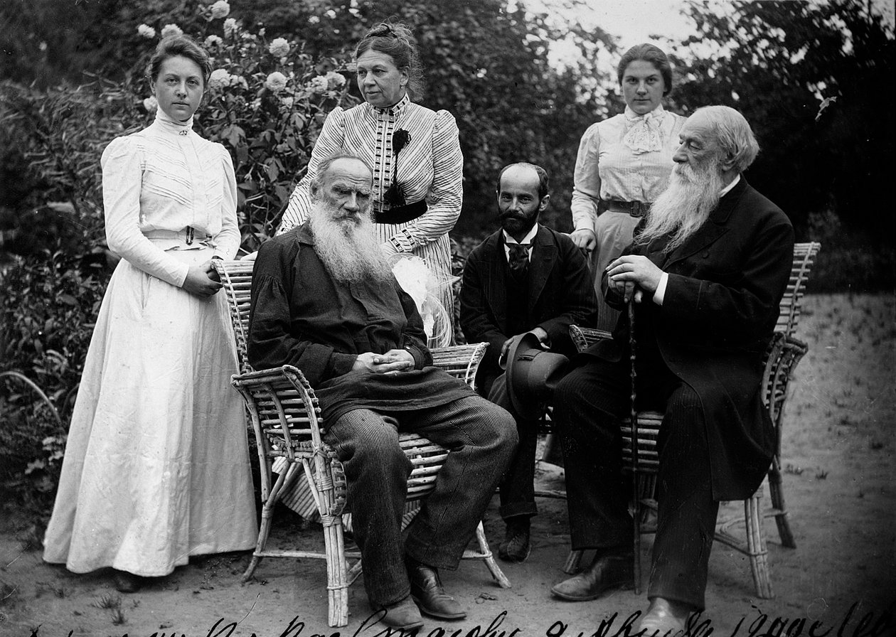 Ryske författaren Leo Tolstoj med besökare, Yasnaya Polyana, Ryssland, sent 1800- eller tidigt 1900-tal av Unbekannt