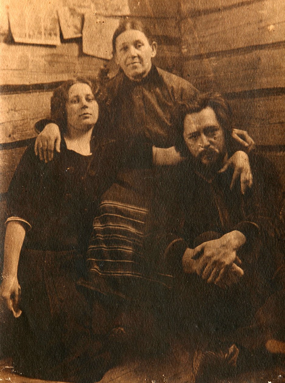Den ryske författaren Leonid Andrejev med sin mor och syster, tidigt 1900-tal av Unbekannt