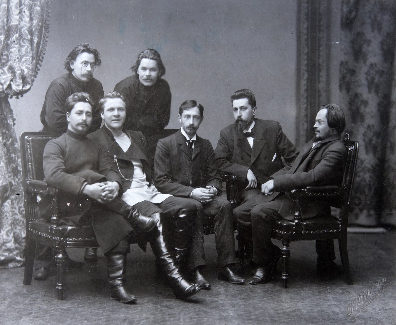 Den ryske författaren Maxim Gorky i litteraturgruppen Sreda Wednesday, 1902 av Unbekannt