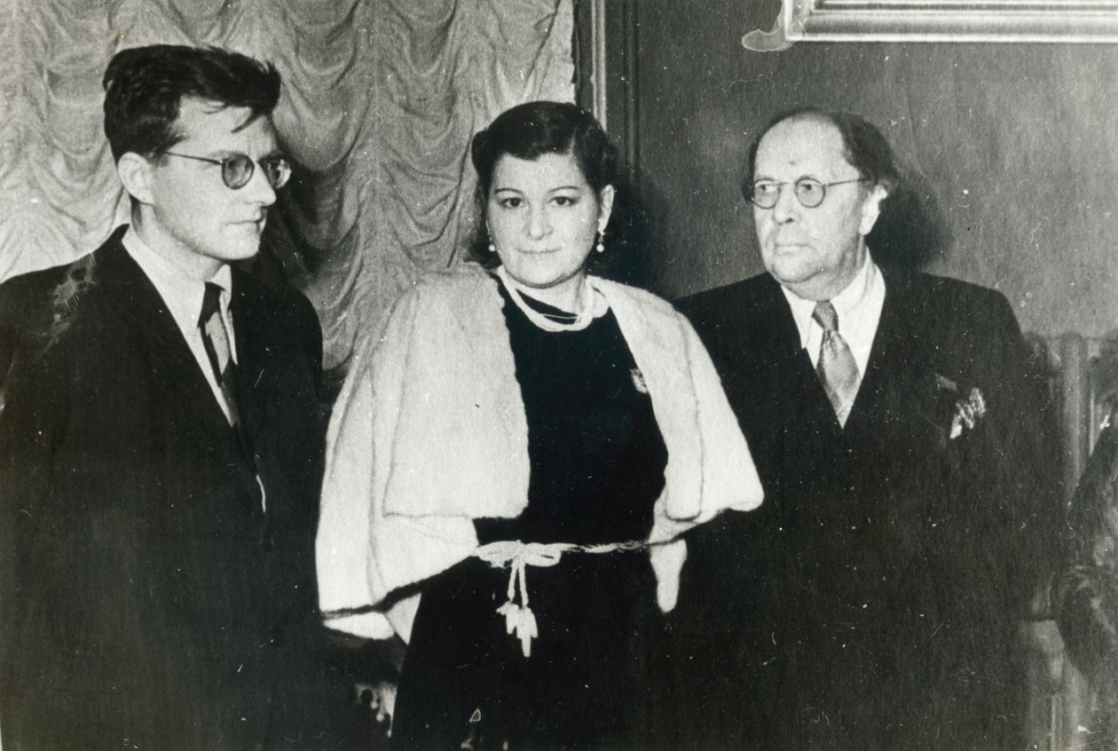 Den ryske kompositören Dmitri Sjostakovitj, sångerskan Maria Maksakova och författaren Aleksey Tolstoy, 1943 av Unbekannt
