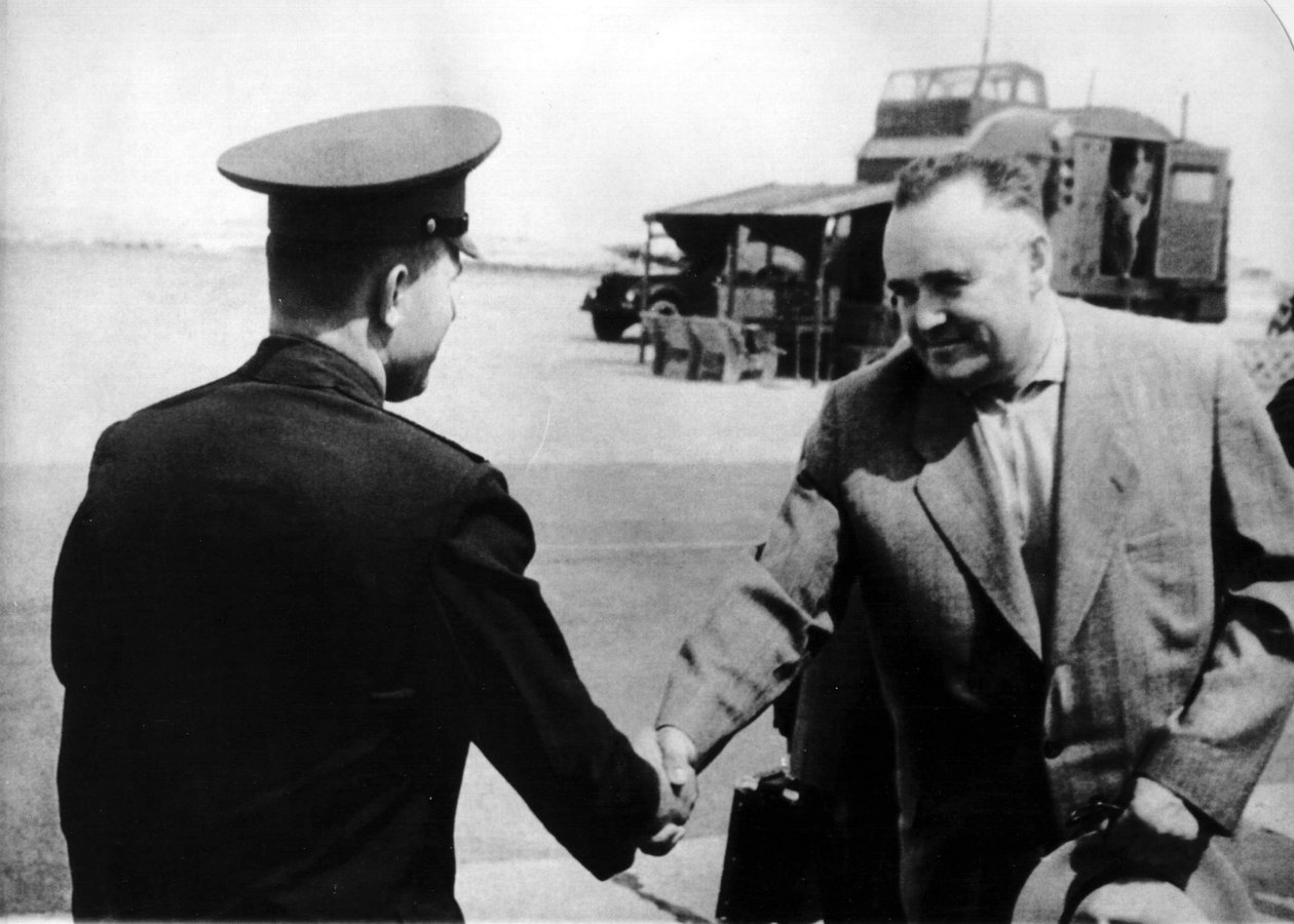 Den ryska kosmonauten Yuri Gagarin och raketingenjören Sergey Korolyov, 1961 av Unbekannt