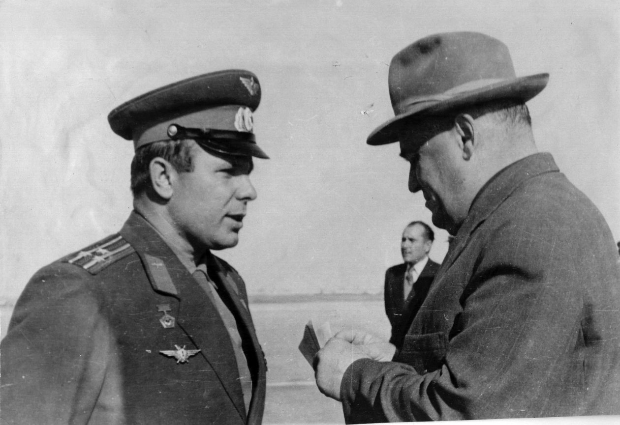 Den ryska kosmonauten Yuri Gagarin och raketingenjören Sergey Korolyov, 1961 av Unbekannt