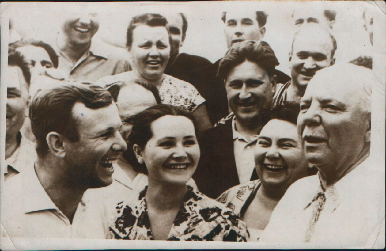 Den ryske kosmonauten Yuri Gagarin med sin fru, 1962 av Unbekannt