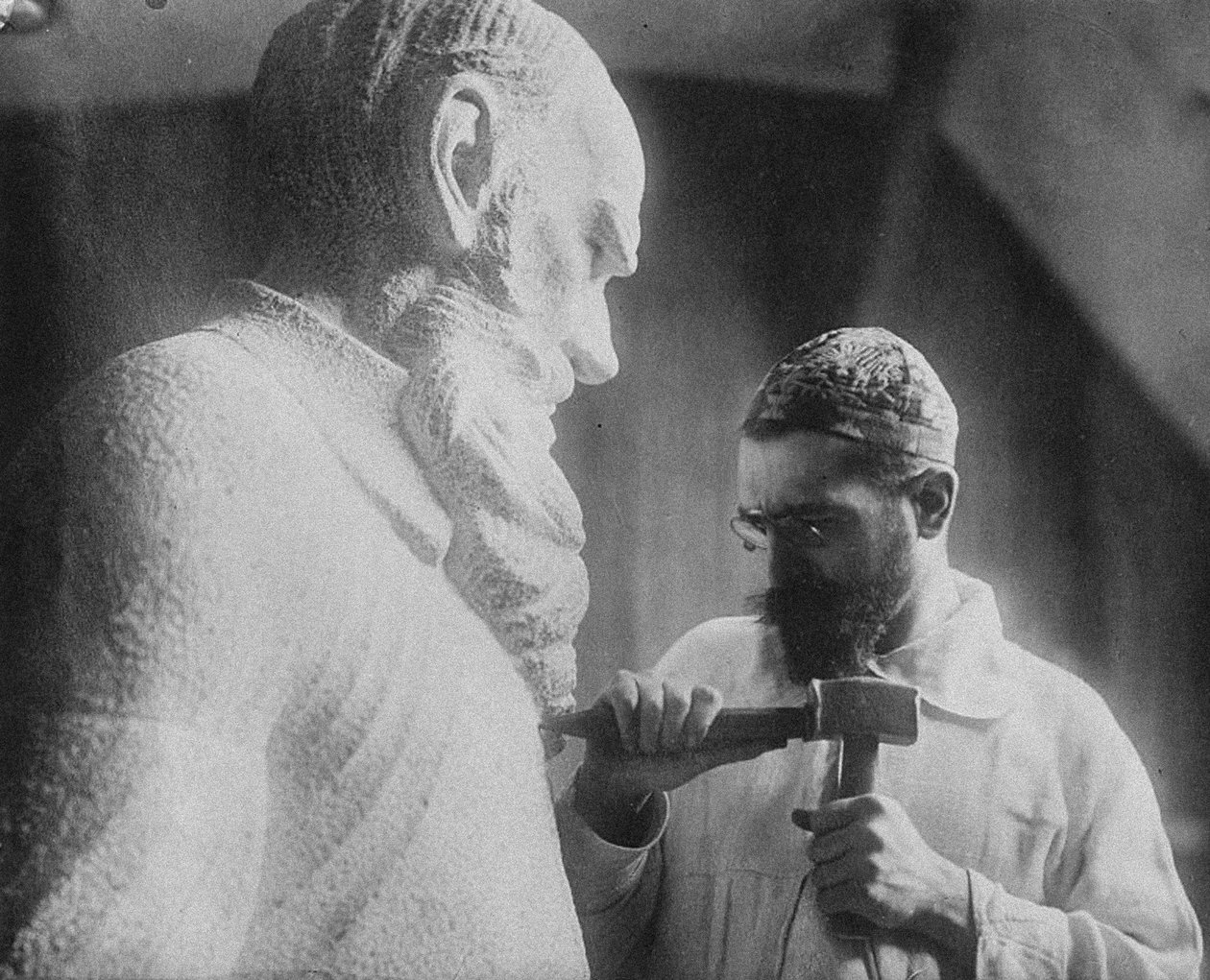 Den ryske skulptören Sergey Merkurov 1881-1952 arbetar på sin staty av Leo Tolstoj av Unbekannt