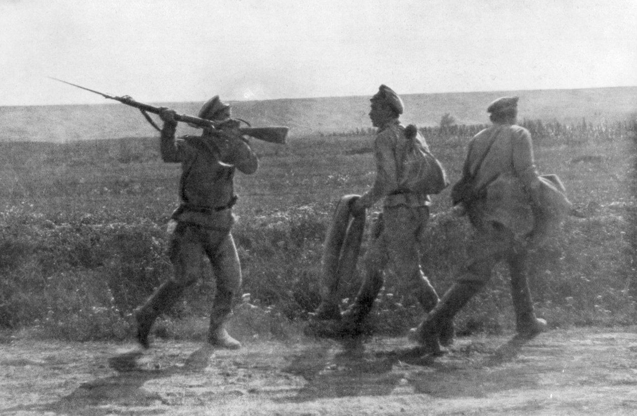Rysk soldat attackerar sin retirerande kamrat, Ternopil, Ukraina, första världskriget, 1 juli 1917 av Unbekannt